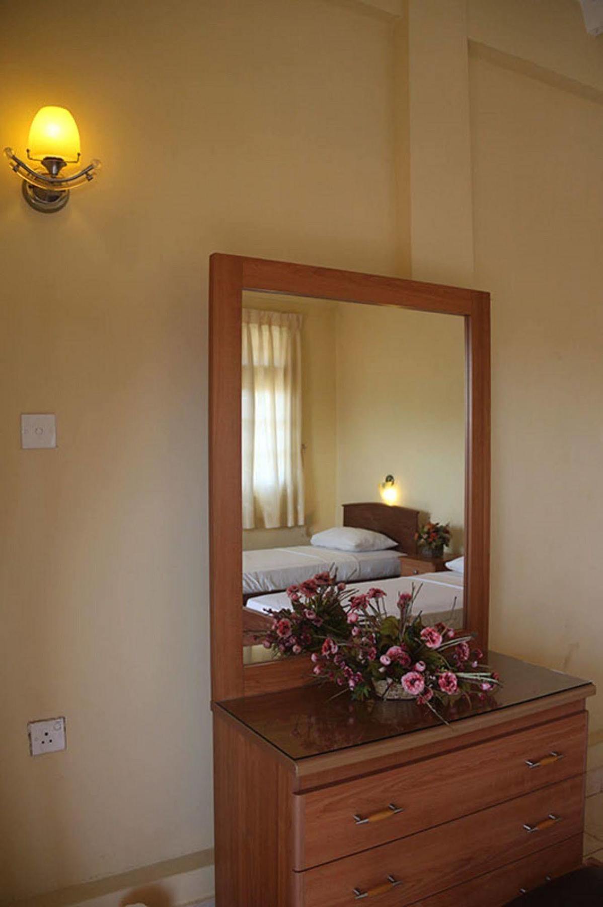 Hotel Red Rose Negombo Exterior foto