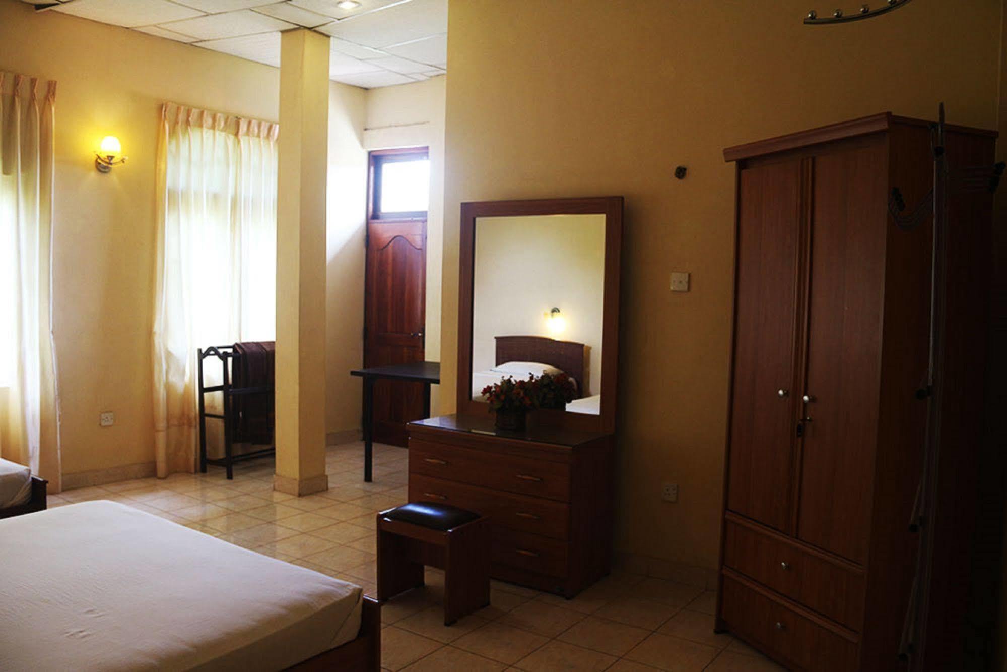 Hotel Red Rose Negombo Exterior foto